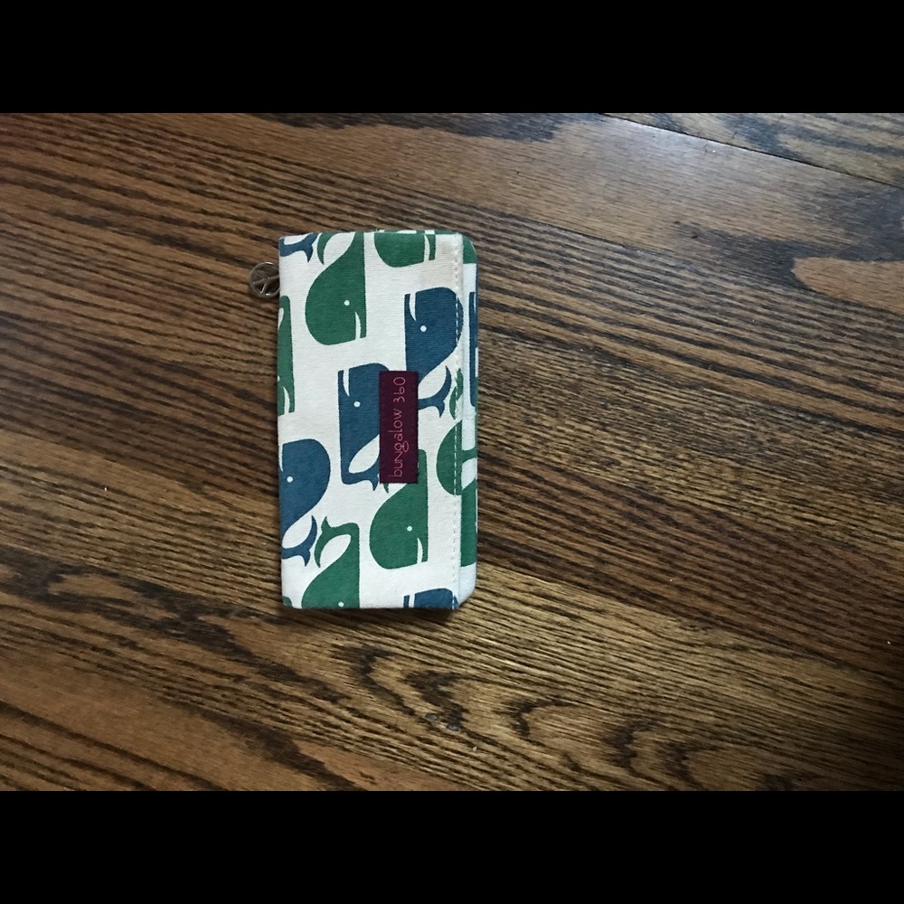Have a whale of a time using this cute wallet.
